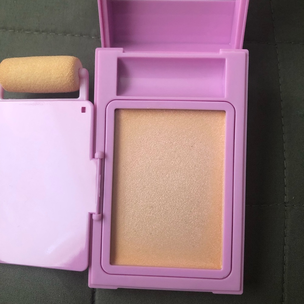 Kaja Roller Glow in Cosmic Laundry